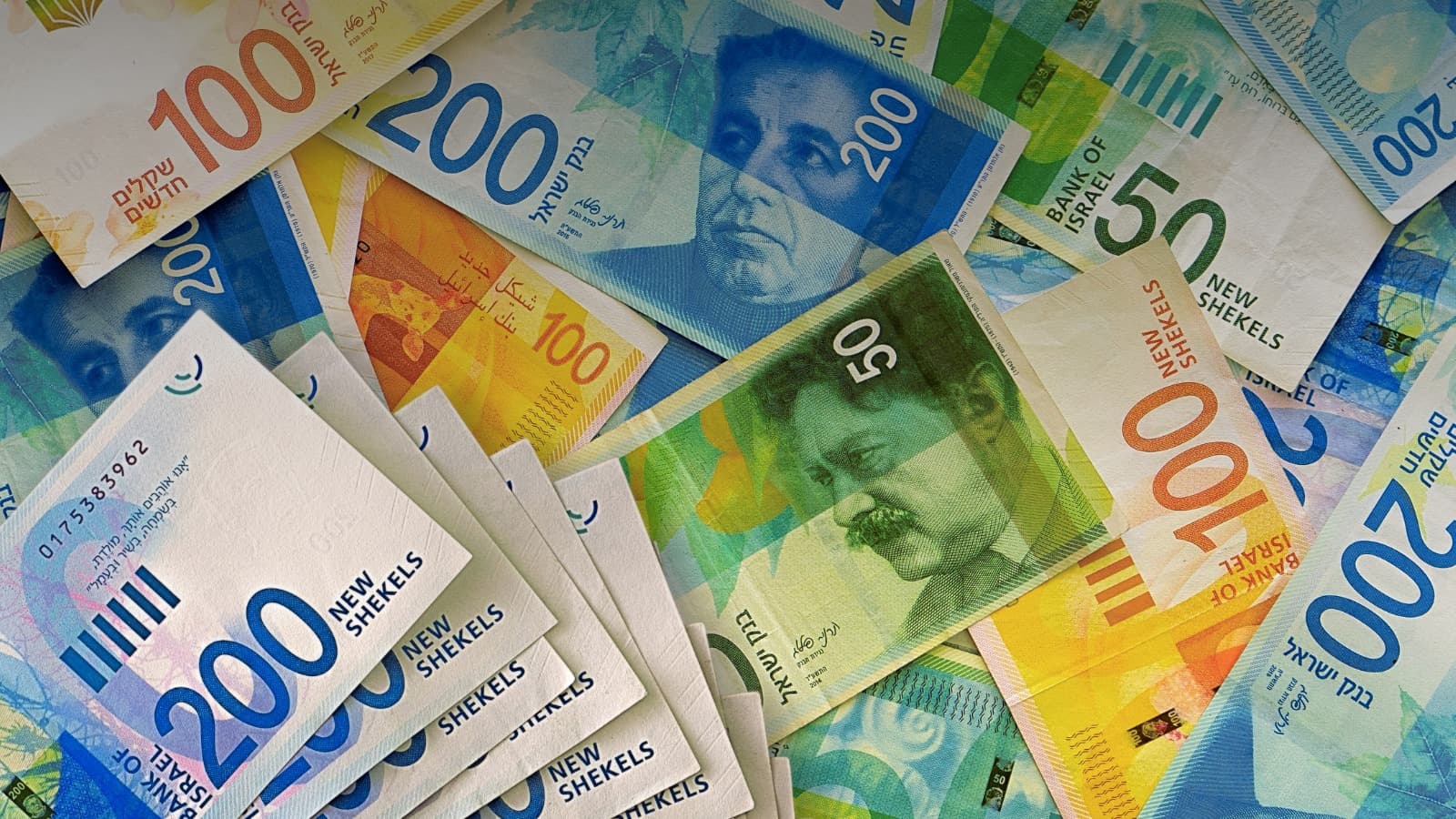 שטרות שקל חדש בשערי 50, 100 ו-200 ₪ פרושים זה על זה — המחשה לכתבה על הורדת תקרת תשלום במזומן ל-6,000 ₪